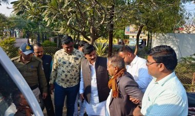 गाड़ी से गिरे बुजुर्ग को विधायक  ने पहुंचाया अस्पताल