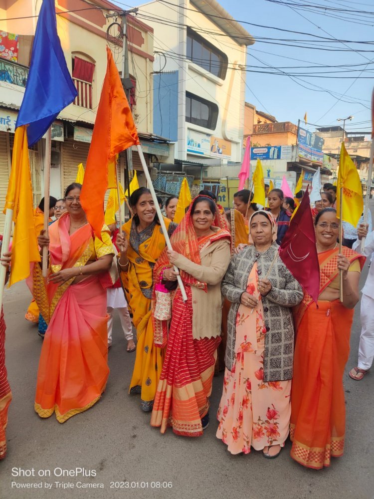 विशाल ध्वज यात्रा के साथ किया नववर्ष का स्वागत