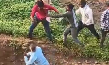 पिकअप ने मारी मोटर साइकिल को टक्कर पिता पुत्र की मौत, ड्राइवर को लोगों ने पीटा