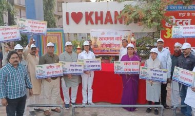 आयुक्त ने की डोर टू डोर कचरा कलेक्शन वाहन की ड्राइविंग,  स्वच्छता का संदेश देने साथ में बैठी महापौर