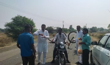 खस्ताहाल सड़क को लेकर कांग्रेस का अनोखा  प्रदर्शन