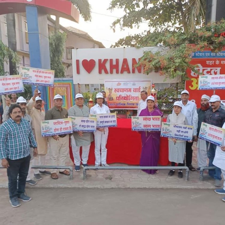 आयुक्त ने की डोर टू डोर कचरा कलेक्शन वाहन की ड्राइविंग, स्वच्छता का संदेश देने साथ में बैठी महापौर