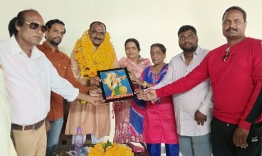 खंडवा: मुस्लिम समाज ने विधायक प्रतिनिधि मुकेश तनवे को जन्मदिन पर भारत माता की तस्वीर भेंट की