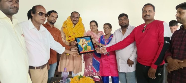खंडवा: मुस्लिम समाज ने विधायक प्रतिनिधि मुकेश तनवे को जन्मदिन पर भारत माता की तस्वीर भेंट की