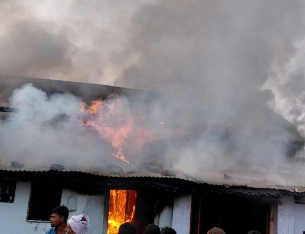 खंडवा में भीषण आग: तीन मकान जले, किसान की जिंदा जलकर मौत | Breaking News